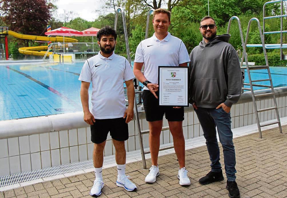 Endlich Meister: Arno Setaghyan (l.) und Dennis Justus (r.) freuen sich mit Max-Gregor Gerhardt. Foto: Löseke