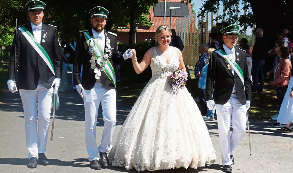 Als Bilderbuch-Königspaar führten Jan-Lukas Stöppel und Stefanie Schwend in Mantinghausen den großen Festumzug zum 125-jährigen Vereinsjubiläum an. Fotos: Pape-Rüther