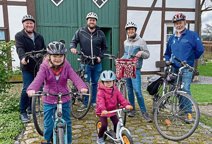 Freuen sich aufs Anradeln (v.l.): Conrad Maas, Familie Jütte und Störmedes Ortsvorsteher Josef Struwe.