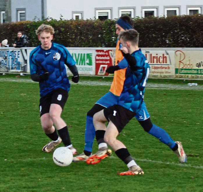 Reichlich Gegenwehr leistete die A-Jugend der JSG Overhagen Gastgeber BW Lipperbruch (mit Leibchen), der sich am Ende nur knapp mit 3:2 durchsetzen konnte. Foto: Dannhausen