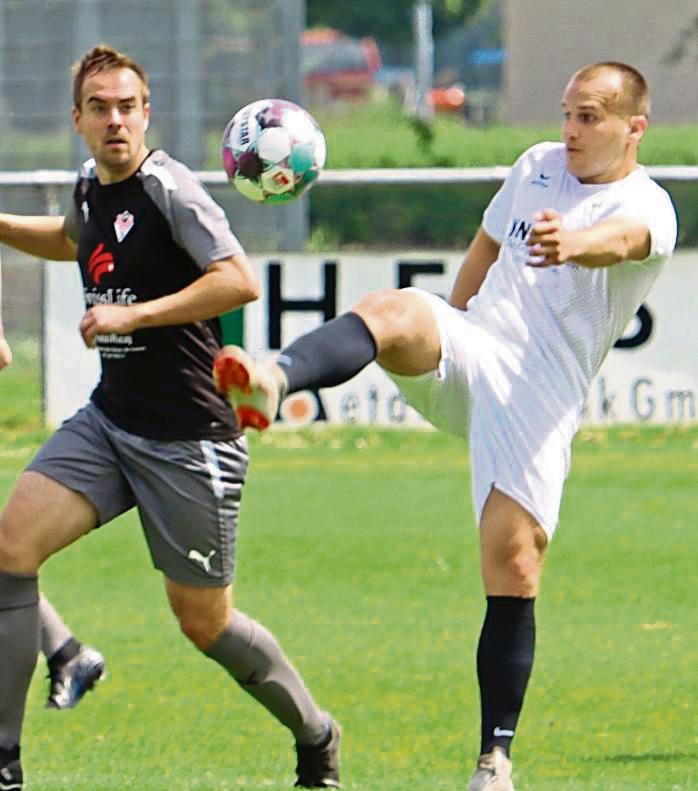 Die 2. Mannschaft des VfL Hörste-Garfeln (in Weiß) steht im Saisonfinale gehörig unter Druck. Foto: Feichtinger