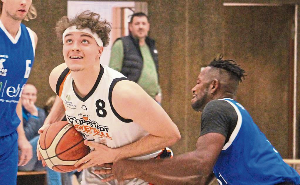Die Basketballer des LTV Lippstadt (in Weiß) steuern erneut auf die Vizemeisterschaft zu. Ganz abschreiben wollen sie den Titel in der Landesliga aber noch nicht. Foto: Heinke