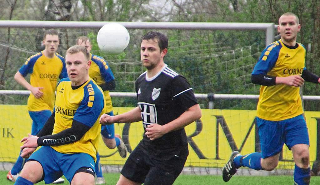 Paul Witthaut (l.) und die SG Oestereiden/Effeln/Menzel hängen nach dem 1:2 gegen Störmede weiter tief drin im Abstiegssumpf. Foto: Heinke