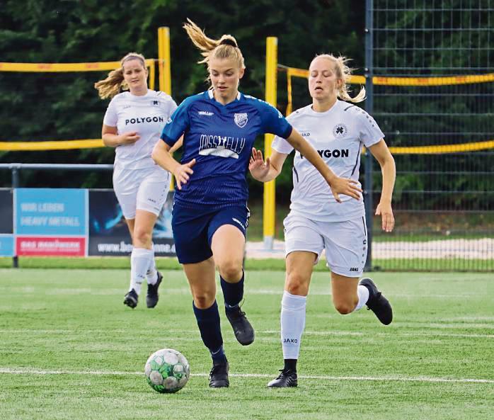 Nach dem Sieg im Westfalenpokal gegen Drolshagen hoffen die Fußballerinnen des TuS Wadersloh (in Blau) auf einen erfolgreichen Start in die Landesliga-Saison. Foto: Feichtinger