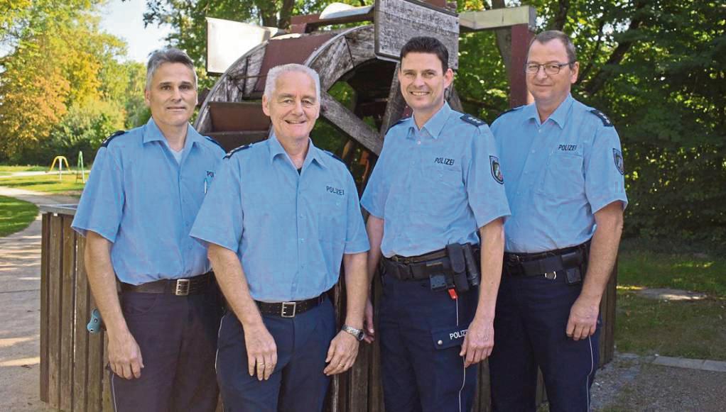 Stellen den Bezirksdienst der Polizei in Salzkotten (v.l.): Polizeihauptkommissar Mirko Sibille, Erster Polizeihauptkommissar und Wachleiter Polizeiwache Südkreis Friedel Paul, Polizeihauptkommissar Achim Drepper und Polizeihauptkommissar Markus Weber.
