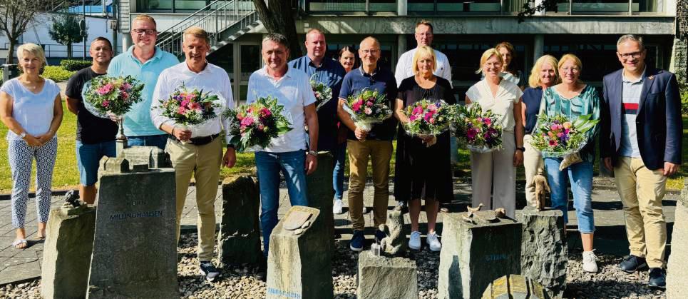 Jahrzehntelang im öffentlichen Dienst: Die Stadt Erwitte ehrte ihre Jubilare mit einer Feierstunde, Urkunde und Blumenstrauß.