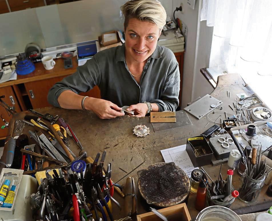 Etwa zwölf Orden pro Schützensaison stellt die Goldschmiedin Monika Droste her. Der Fantasie sind dabei (fast) keine Grenzen gesetzt. Foto: Dietz