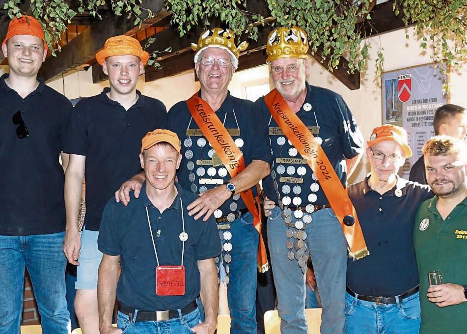 Treffer, versenkt: Rudolf Fromme (4.v.l.) ist der neue Kreisrunkelkönig. Mit ihm regiert Heinrich Sommer (3.v.r.). Ihnen gratulierten auch Kreisrunkeloberst Yannick Becker (r.), Kreisrunkelehrenober Rudolf Bunse (2.v.r.) und Menzels Runkeloberst Manuel Rüther. Fotos: Kloer (2)/Niggenaber
