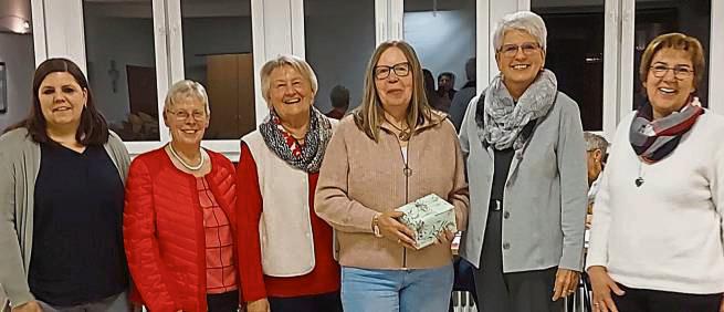 Christa Lammert (4.v.l.) wurde von (v.l.) Nicole Wieneke (Sprecherin kfd Mönninghausen), Ingrid Pickert (Kassiererin Bezirk), Marianne Diergarten (geistliche Begleiterin Bezirk), Barbara Schäfer (Sprecherin Bezirk) und Annette Rieke (Schriftführerin Bezirk) mit herzlichem Dank verabschiedet.
