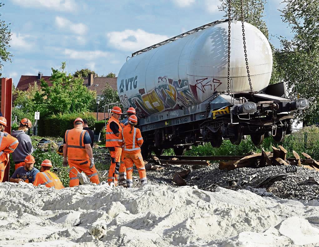 Der letzte Waggon des entgleisten Güterzuges wurde inzwischen geborgen. Im Vordergrund: haufenweise Zement, der aus den geborstenen Staubwagen ausgetreten ist. Foto: Kossack