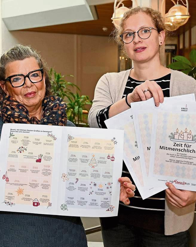 Dr. Astrid Schlüter (r.) von der Fachstelle für Seelische Gesundheit und Anke Rasch laden dazu ein, an den Aktionen und Veranstaltungen teilzunehmen. Foto: Hannah Osterhoff (Kreis Soest)