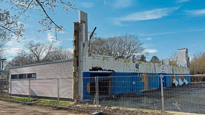 Die Ruine der Sporthalle in Lipperode darf nicht abgeräumt werden, so lange das Zweit-Gutachten zur Einsturzursache nicht vorliegt. Das habe der Sachverständige der Stadtverwaltung aufgegeben. Foto: Heienbrok