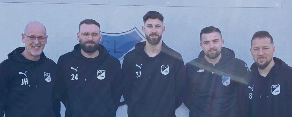 Der SCL hofft auf den Aufstieg in die Kreisliga A (v.l.): Jörg Henne (Abteilungsleiter), André Schneider, Kevin Bergamo und Nehat Mehmeti – das Trio verlängerte vorzeitig für ein weiteres Jahr – sowie Spielertrainer Corrado Modica.