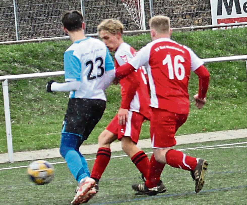 Trotz Führung mussten sich die A-Junioren des SV Bad Waldliesborn (in Rot) der JSG Mönninghausen mit 1:4 geschlagen geben. Foto: Dannhausen