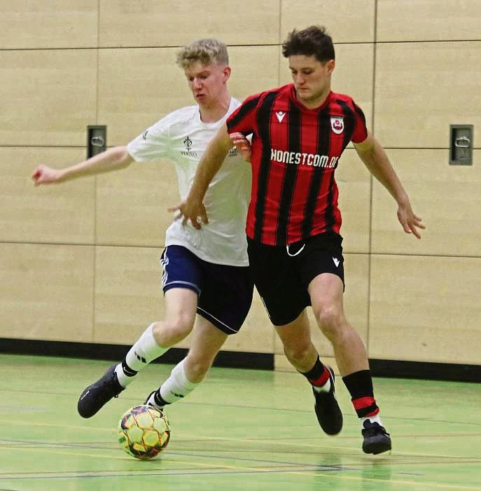Volle Kraft voraus. Die A-Junioren des SV Lippstadt (in Schwarz-Rot) haben bei den Hallen-Westfalenmeisterschaften in Delbrück große Pläne. Foto: Heinke