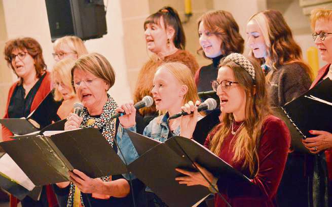 Die Damen der Gesangsklasse von Friederike Vomhof-Surrey stärken drei Solistinnen den Rücken. Foto: Dietmar Gröbing