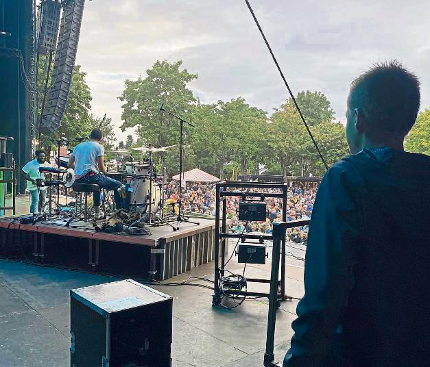 Elias Eilinghoff und die anderen Teilnehmer haben einen spannenden Backstage-Einblick erhalten. Foto: Nicola Gerwin