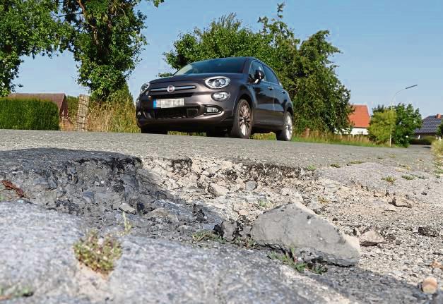 Der Asphalt am Kuhlbuschweg in Stirpe hat schon bessere Tage gesehen. Die Stadt will die Straße nun neben neun weiteren sanieren. Foto: Dietz