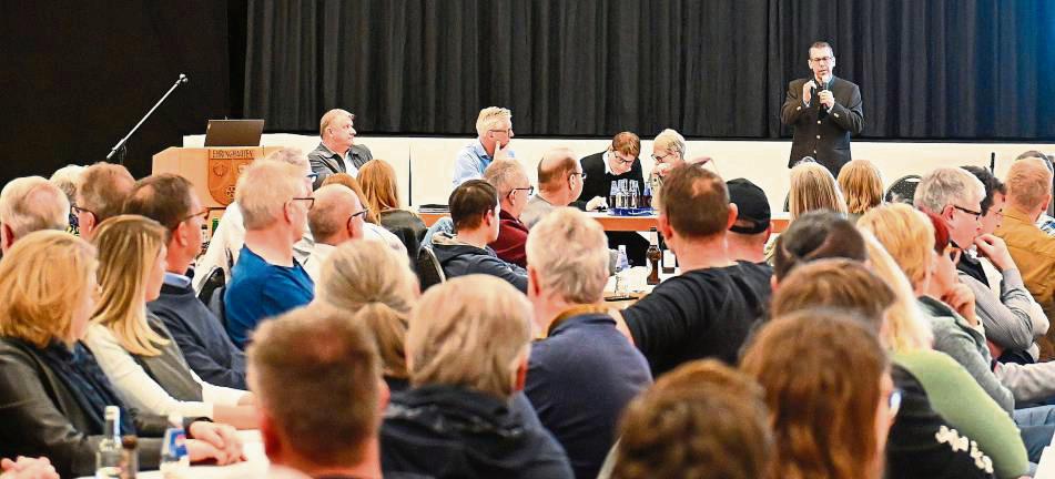 Vor voller Hütte stellte Marcus Weiß aus Neuenheerse das Konzept des ersten Tante-Enso-Ladens vor. Foto: Tuschen