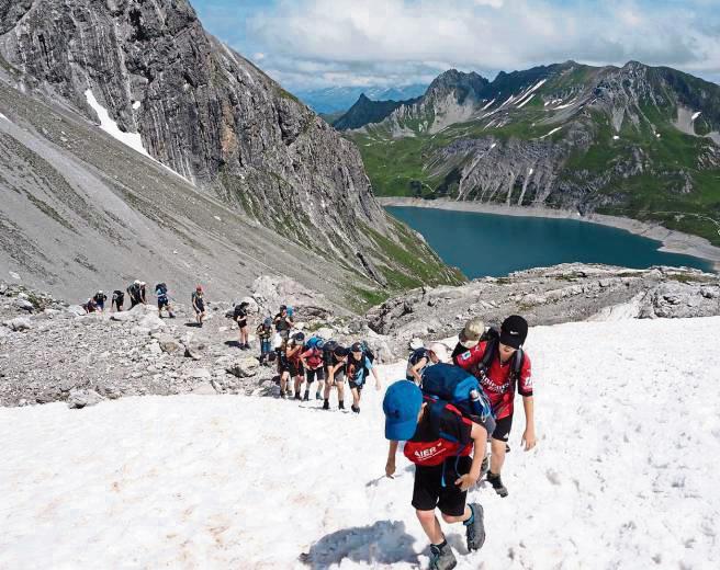 Gemeinsam unterwegs in den Bergen Vorarlbergs erleben Kinder und Jugendliche abwechslungsreiche Ferientage.