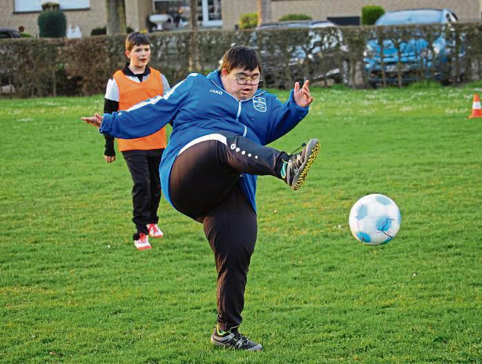 Schuss und Toooor! Bei den Montagskickern sind Handicaps kein Handicap. Foto: Heinke