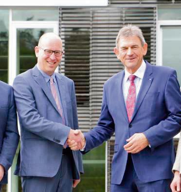 Gratulation zur Wahl Prof. Alexander Prange (l.) und Hochschulratsvorsitzender Dr. Johannes Kirchhoff. Foto: Klett