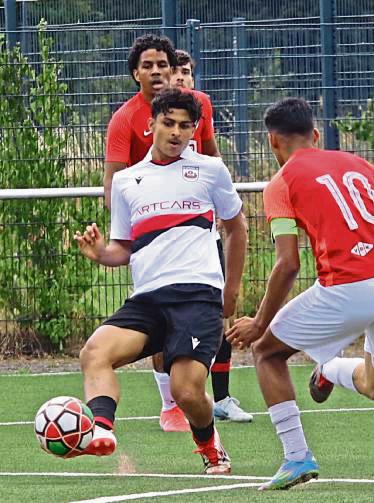 Mit 4:1 gewann die A-Jugend des SV (in Weiß) ihr Freundschaftsspiel gegen Achilles Enschede. Foto: Wiegand