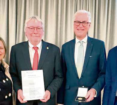 Ulrich Dellbrügger (l.) erhielt von Jürgen Wannhoff die Westfälisch-Lippische Sparkassenmedaille.