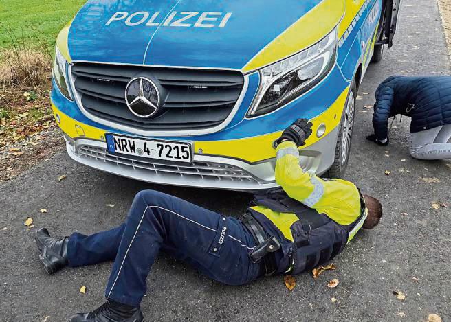 Miez, miez, miez: Dank des beherzten Einsatzes der Polizei konnten die Katzenbabys, die sich unter dem Streifenwagen versteckt hatten, eingefangen werden. Fotos: Polizei Soest