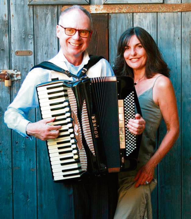 Die Sängerin Annette Hartwig und der Akkordeonist Hermeyer treten als Duo Amoroso im Garten des Ateliers T8 in Dedinghausen auf. Foto: Tschorn