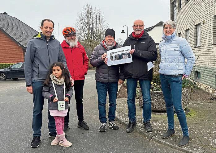 Die SPD-Mitglieder ließen sich von Isabell Pietsch (r.) die geplante Neugestaltung des Ostwalls zwischen Gieselerweg und Bruchstraße erklären.