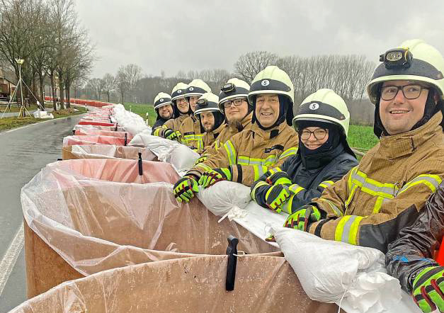 Im Hochwasser-Einsatz für Lippstadt: Die Feuerwehr baute an der Holzstraße in Cappel das Hochwasserschutzsystem Aquariwa auf. Darüber hinaus wurden bis Heiligabend rund 17 000 Sandsäcke gefüllt und 80 bis 100 Tonnen Sand bewegt. In der Nacht vom ersten auf den zweiten Weihnachtsfeiertag mussten die Wehrleute wegen vollgelaufener Keller zu zahlreichen Einsätzen raus. Außerdem musste die Wehr mehrfach ausrücken, um Menschen zu helfen, die Straßensperrungen ignoriert hatten. Foto: Stadt Lippstadt