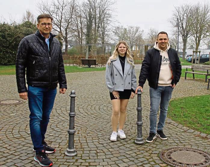 Poller gibt es an vielen Stellen in Anröchte, wie etwa am Bürgerhausvorplatz. Doch diese müssen laut Klaus Wallenborn, Anna Lisa Hötte und Jens Becelewski (v.l.) weg. Foto: Meschede