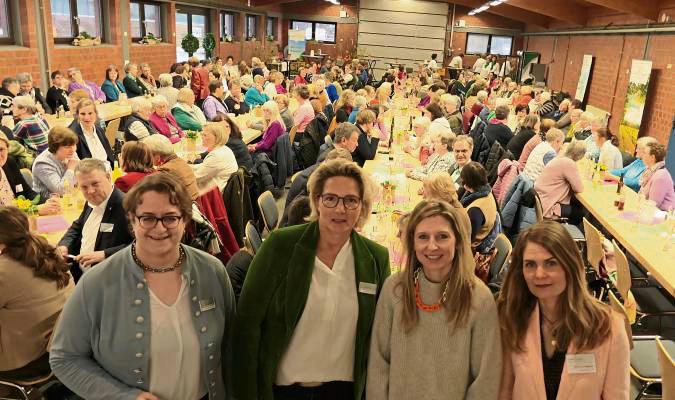 Im geschmückten Festsaal wurde ausgiebig diskutiert (v.l.): Teamsprecherin Britta Schulze zur Heide, Petra Rickert-Schulte, Referentin Laura Fröhlich und die neue Kreisgeschäftsführerin Anna Hegemann. Foto: Albersmeier