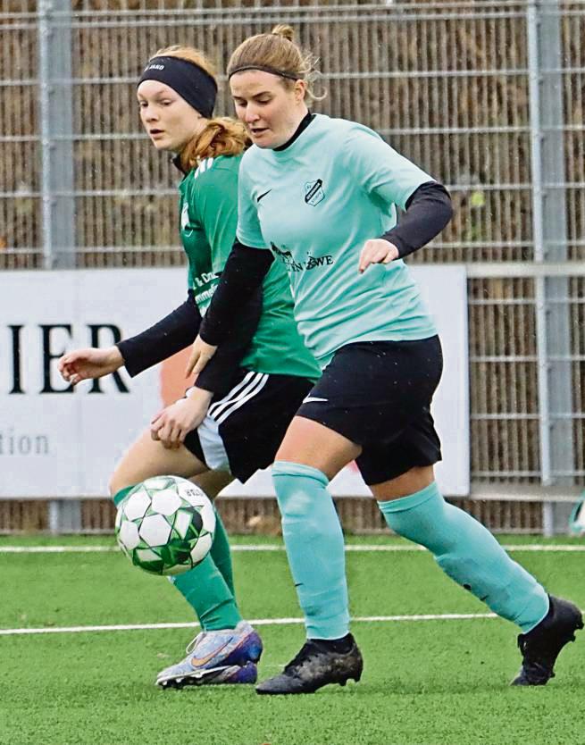 Trotz der 1:5-Niederlage zogen sich die Stirper Frauen (helles Trikot) gegen Thülen achtbar aus der Affäre. Foto: Feichtinger