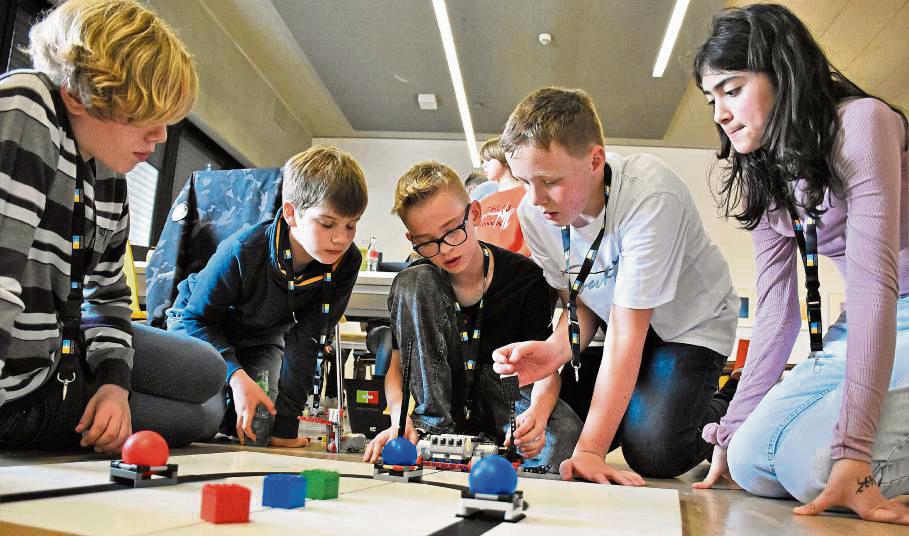 Auf der Suche nach einer Lösung: Ein Team der Gesamtschule Lippstadt beim Tüfteln, wie die Bälle in den Körben durch die Würfel ersetzt werden können. Fotos: Giannakis