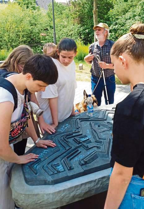 Blind vertrauen und mit Punkten lesen: Die Schüler durften Ludwig Herborts Blindenführhund Ronja in Aktion erleben und mit Alexandra Sevcenko Brailleschrift lesen. Blind vertrauen und mit Punkten lesen: Die Schüler durften Ludwig Herborts Blindenführhund Ronja in Aktion erleben und mit Alexandra Sevcenko Brailleschrift lesen.