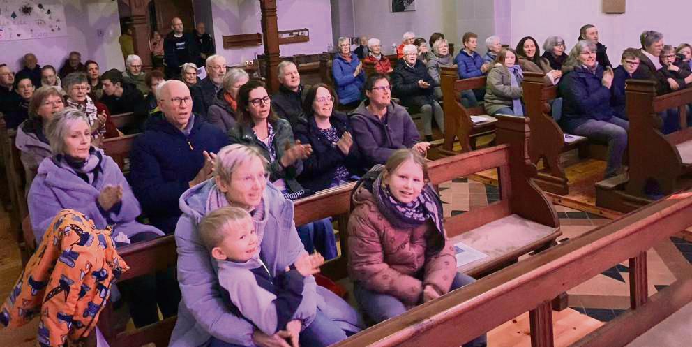 Die Reihen in der Uelder Kapelle waren beim Mitsingkonzert gut gefüllt. Geschmettert wurden beliebte Weihnachtslieder. Foto: Nicola Gerwin