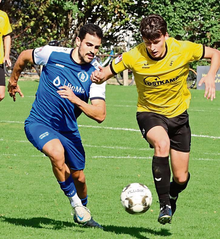 Auch Louis Sprick (r.) trug sich beim 3:0-Auswärtserfolg des SuS Bad Westernkotten beim Aufsteiger TSV Weißtal in die Torschützenliste ein. Foto: Frank Lütkehaus