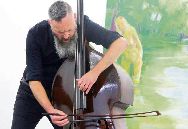 Joseph Warner bei seinem Konzert im Lippstädter Kunstverein vor einem Gemälde von Anja Koal. Foto: Wissing