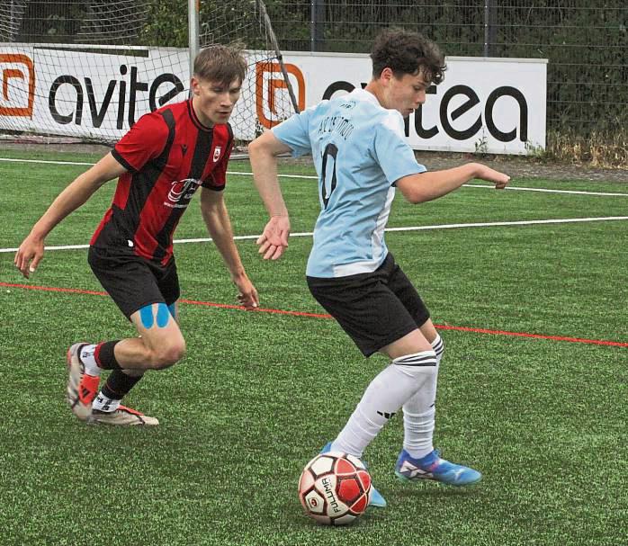 Das Ziel Klassenerhalt haben die C-Junioren des SV Lippstadt (in Schwarz-Rot) mit dem 2:2 gegen den ASC Dortmund endgültig erreicht. Foto: Dannhausen