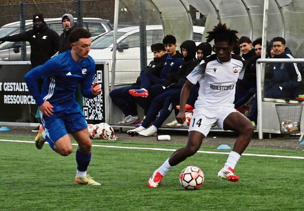 Emmanuel Bamba (r.) und die A-Junioren des SV Lippstadt wollen den zweiten Tabellenplatz festigen. Im Nacken sitzen ihnen die Teams aus Waltrop und Verl. Foto: Dannhausen