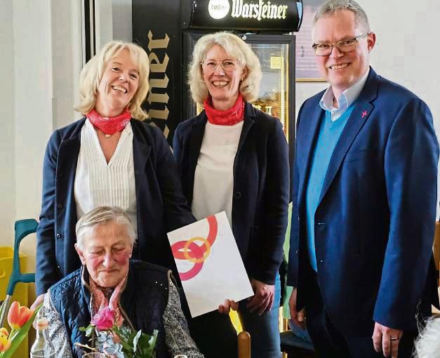 Für 70 Jahre Mitgliedschaft in der kfd Horn wurde Maria Schönlau (vorne) ausgezeichnet.