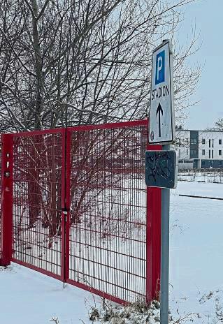 Soll vom geplanten Ärztehaus mitbenutzt werden: der Parkplatz des SV. Foto: Carolin Cegelski