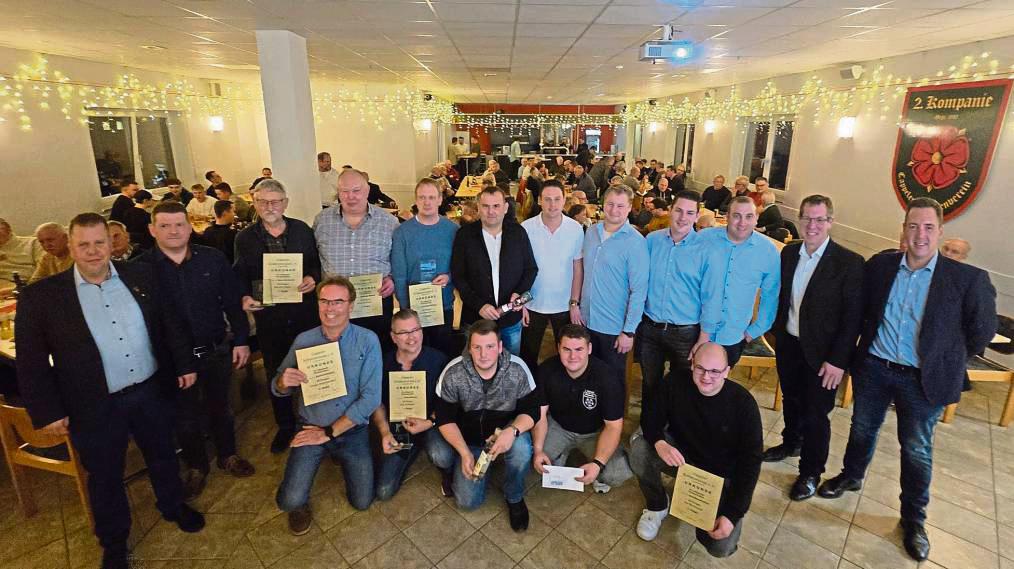 Vorsitzender Christian Kohlenberg (l.) und König Frank Schneider (2.v.l.) rahmen mit Rendant Alexander Sandmeier (r.) und dem stellv. Vorsitzenden Boris Bottenbruch (2.v.r.) die erfolgreichen Schützen ein.