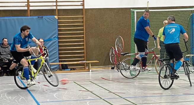 Für Furore sorgten Thomas Bals (r.) und Timon Walprecht (l.) vom Aufsteiger SC Lippstadt am 2. Spieltag der Radball-Verbandsliga und mischen nun im Aufstiegsrennen mit.