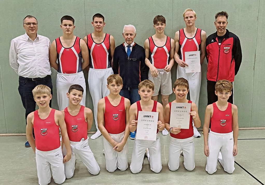 Vertraten die Farben des TuS Anröchte beim Abschlusswettkampf in Lünen (v.v.l.): Artur Borgschulte, Linus Yeter, Anton Grae, Veit Allhoff, Josef Busch, David Miller; (h.v.l.) Wolfgang Berghoff, Dustin Schulz, Markus Geis, Heinz Sticht, Jannik Luhmann, Henrik Niemöller und Jürgen Sticht.
