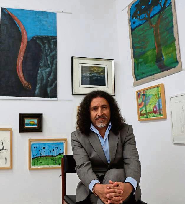 Rosario Buccellato hat die Ausstellung seiner Malschüler kuratiert. Zu sehen ist sie bis Ende Oktober. Foto: Ulrike Dietz
