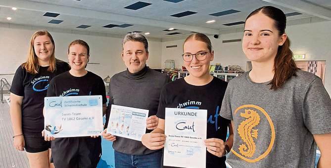 Über das Qualitätssiegel freuen sich (v.l.) Lara Engels, Ellen Dröge, Frank Rabe (Schwimmverband NRW), Lotte Cramer und Hanna Brexel vom TV Geseke.
