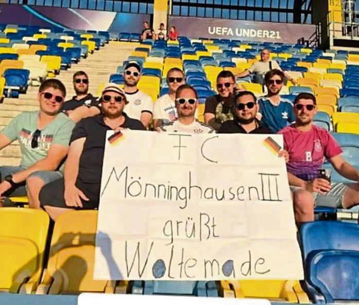 Die Botschaft ist klar: Die Dritte des FC Mönninghausen beim deutschen U21-EM-Viertelfinale gegen Italien. Ein Selfie mit Nick Woltemade gab’s nach der Partie aber leider nicht.